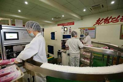 金正恩視察衛(wèi)生用品工廠 強(qiáng)調(diào)質(zhì)量與設(shè)計(jì)同步提升，滿(mǎn)足國(guó)際標(biāo)準(zhǔn)