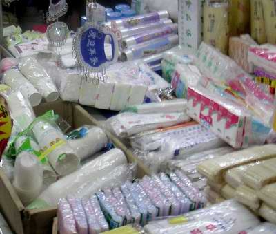 帶血衛(wèi)生紙回收制成餐巾紙 “二次濕巾”背后的衛(wèi)生危機(jī)